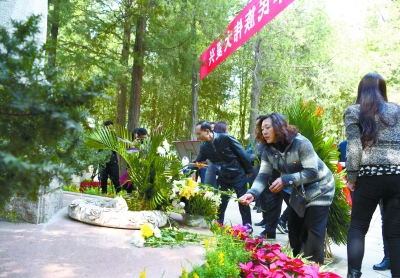 市民们在李大钊烈士陵园向先烈雕像献花