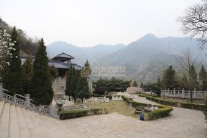 怀思堂周边山势