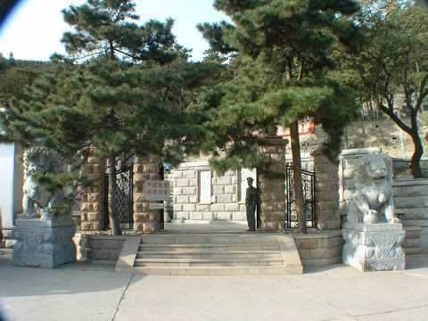 金山陵园墓区门口