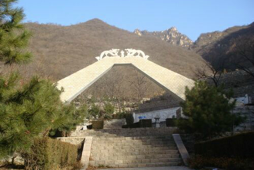 九公山长城纪念林(陵园)大门