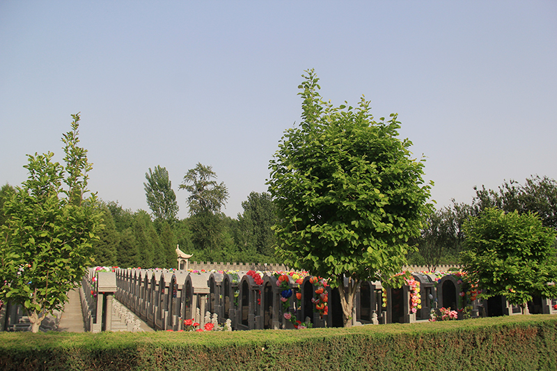 极乐园公墓位于通州区运河森林公园中央区,公墓始建于2010年,占地面积