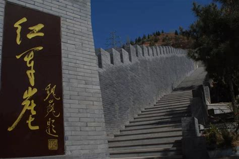 北京烈士埋葬的陵园：桃峰陵园