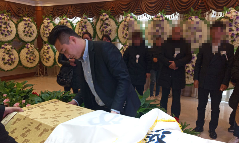 专员黄涛在殡仪馆认真做服务 专员黄涛在殡仪馆认真做服务