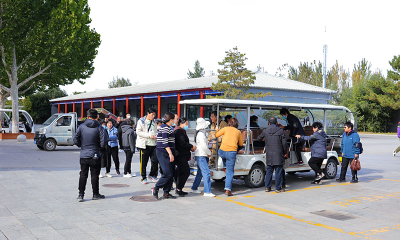 家属乘坐园区摆渡车前往墓碑举行安葬仪式 家属乘坐园区摆渡车前往墓碑举行安葬仪式