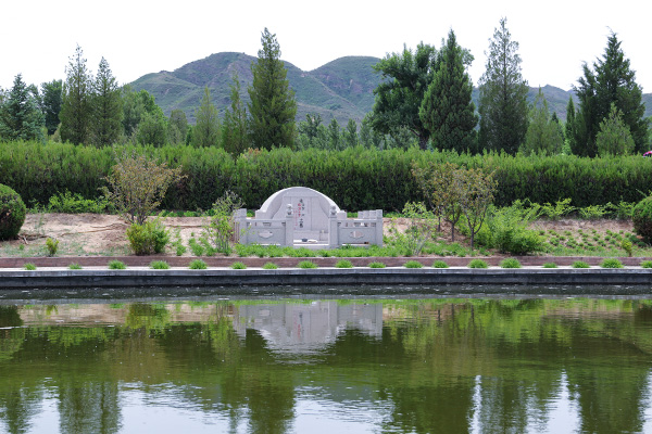 北京昌平区西北方向高性价比墓地推荐:长城脚下藏静土，山水之间寄哀思