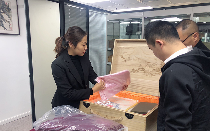 天顺祥东城区店销售专员向家属介绍寿衣产品 天顺祥东城区店销售专员向家属介绍寿衣产品