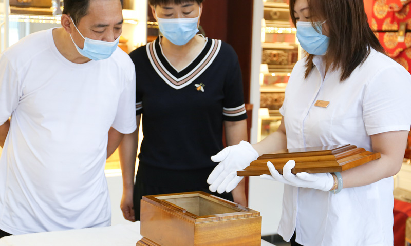 天顺祥店员先家属展示骨灰盒品质 天顺祥店员先家属展示骨灰盒品质