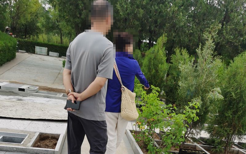任女士和家人正在中华永久陵园看墓 任女士和家人正在中华永久陵园看墓