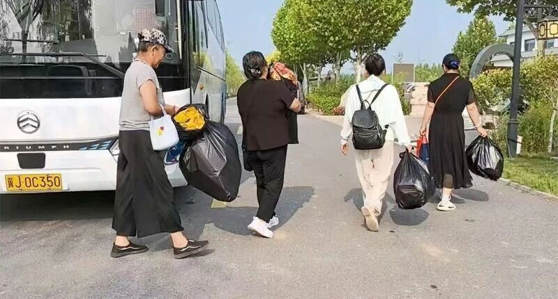前来祭扫的家属怀揣赤诚之心来到园区 前来祭扫的家属怀揣赤诚之心来到园区