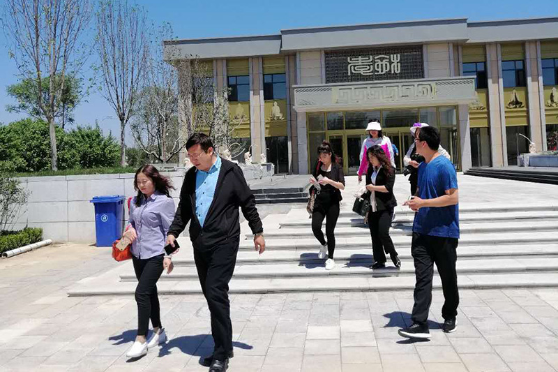 杨总现场讲解陵园概况