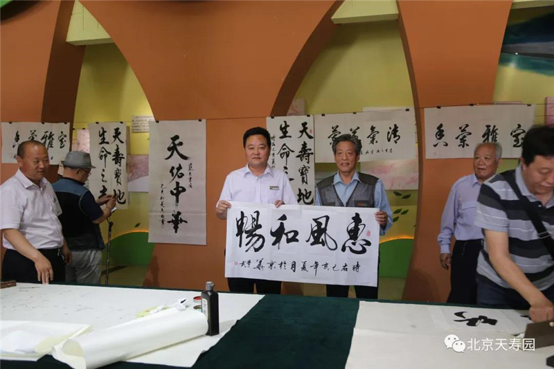 书画家们现场挥毫创作