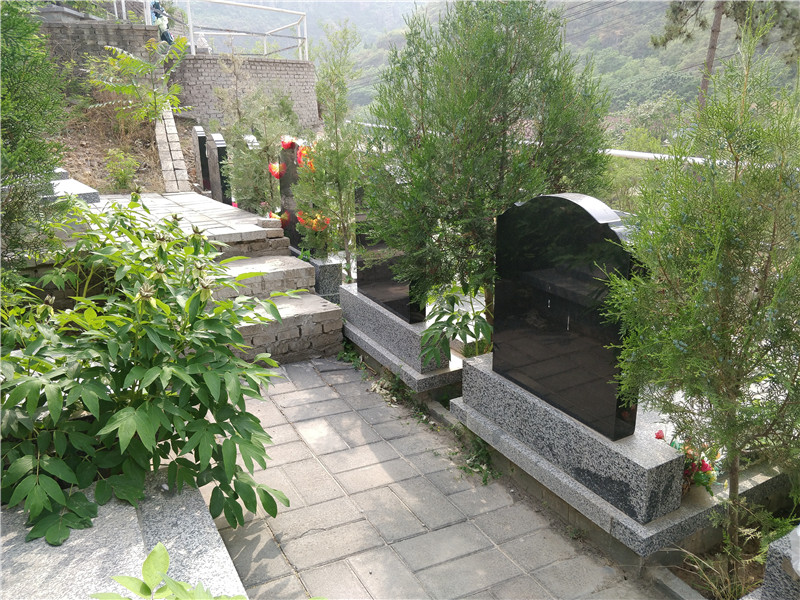靠山园立碑01