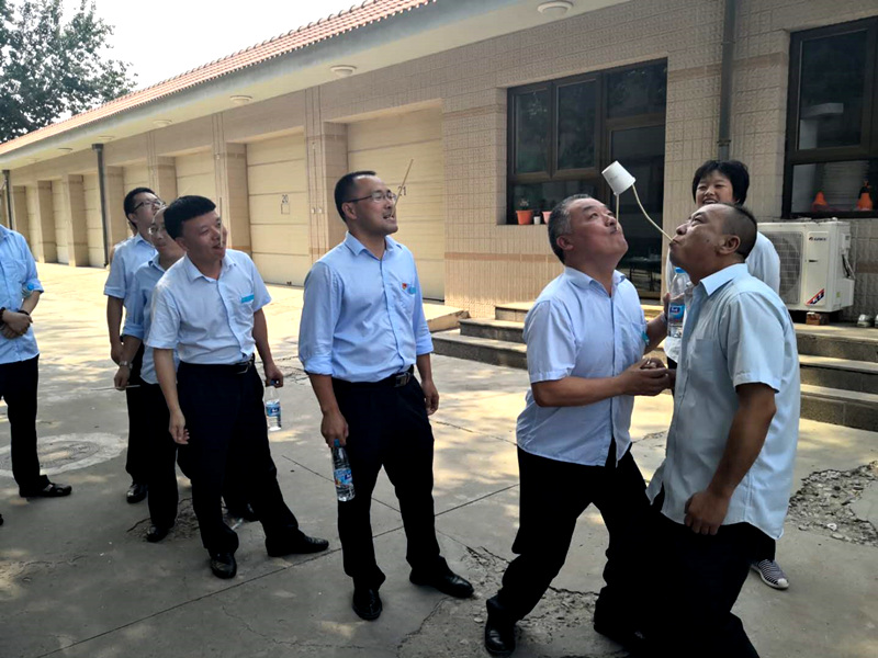 潮白陵园筷子传纸杯活动现场
