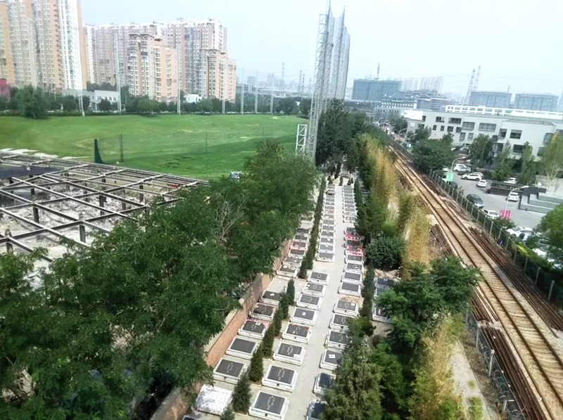 小区旁墓地