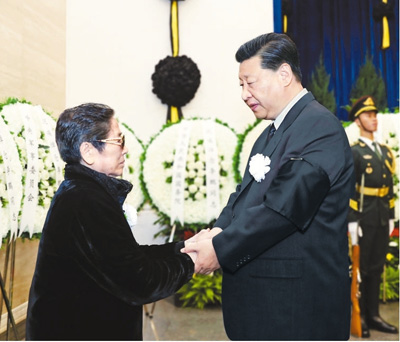 习近平与李鹏亲属握手，表示深切慰问