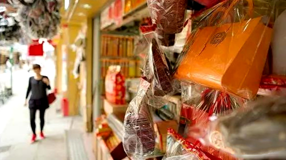香港长生店外展示的丧葬纸扎