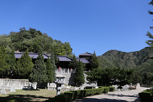 长城华人怀思堂联系电话是多少？去长城华人怀思堂看墓地有班车吗？