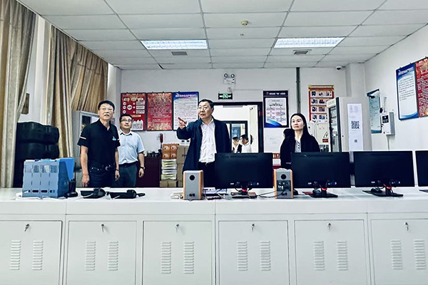 区民政局局长带领检查组到顺义殡仪馆检查安全工作并慰问全体职工