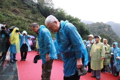 祭奠抗日英烈暨铁军纪念坛揭幕仪式在京举行