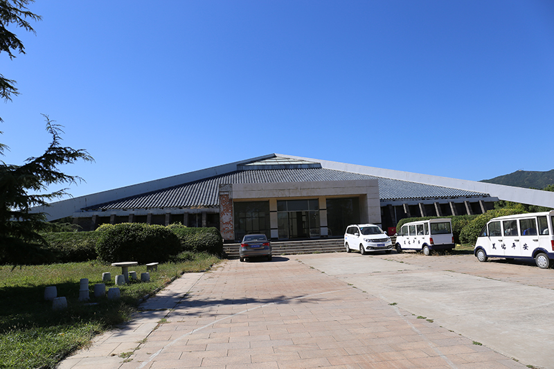 万安公墓停车场