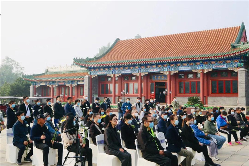 家属在公益节地生态葬追思现场
