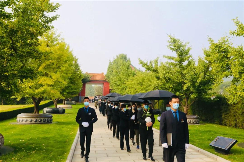 礼仪人员引导下前往安葬现场