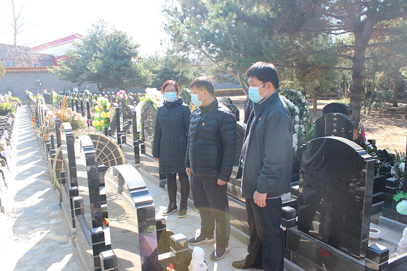 执法大队领导实地检查墓区