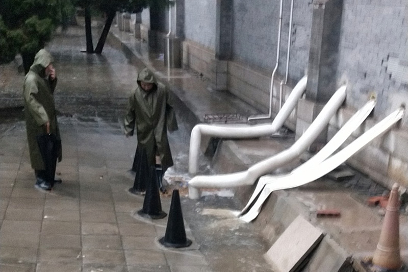 对排水积水区进行安全检查