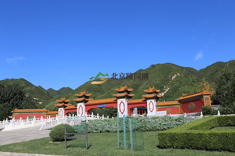 天寿陵园大门天寿陵园位于昌平区南口镇气势磅礴的天寿山脚下,是北京