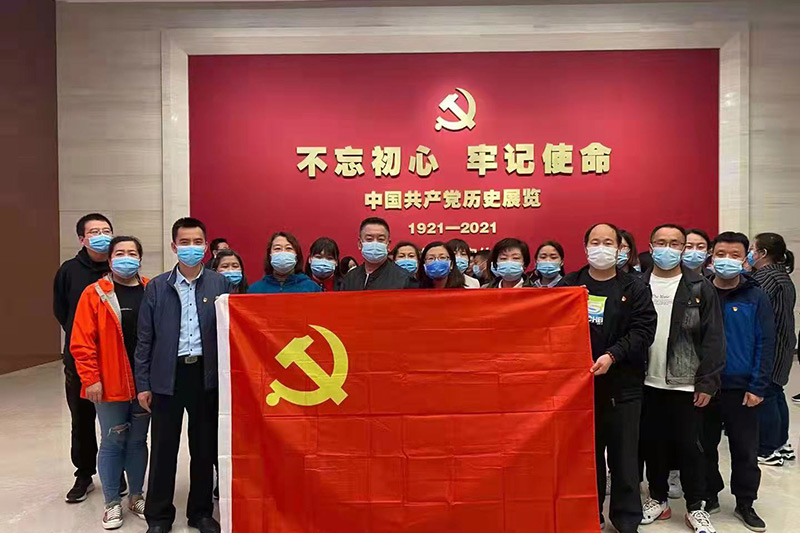 潮白陵园全体党员在纪念馆合影留念