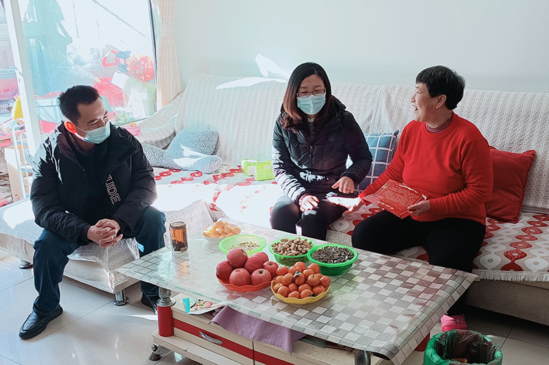 潮白陵园领导与退休职工热情交流