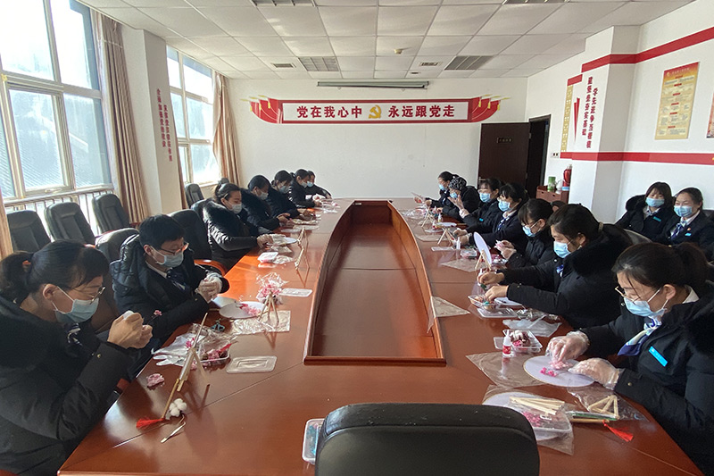 顺义区殡仪馆开展制作永生花团扇活动现场