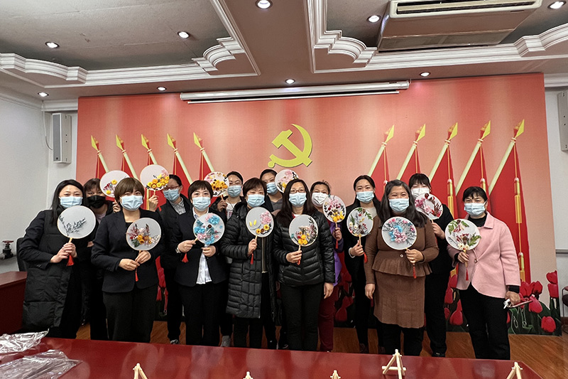 顺义区殡仪馆庆“三八”制作永生团扇成果展