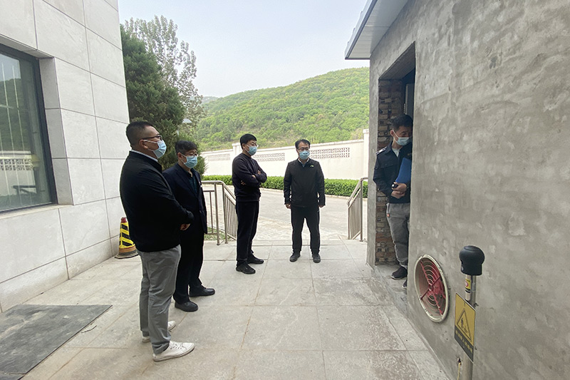 殷副局长一行在安全检查现场