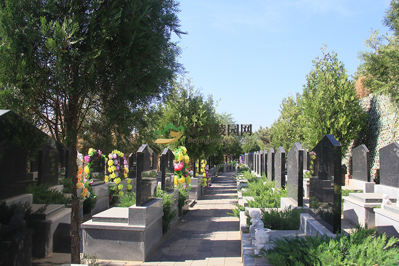 从墓地周边的地形地貌来讲,延庆福安园周边大部分为山区,像周边著名的