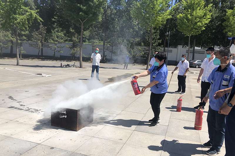 职工们消防实操现场