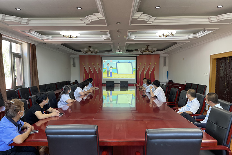潮白陵园职工们在普法教育现场