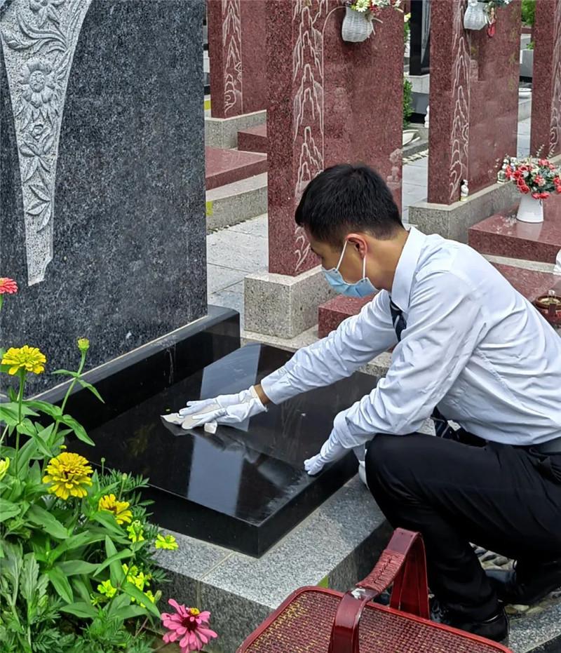 代客祭扫擦拭墓碑服务