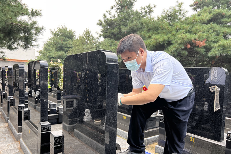 刻字组在烈日下刻字