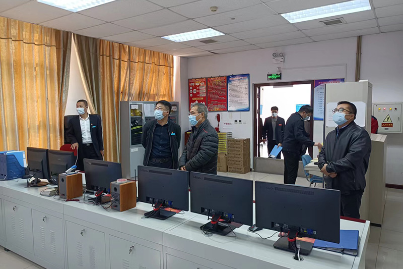殷副局长在安全检查现场