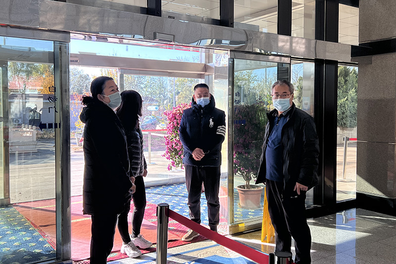 殷副局长检查业务厅防疫现场