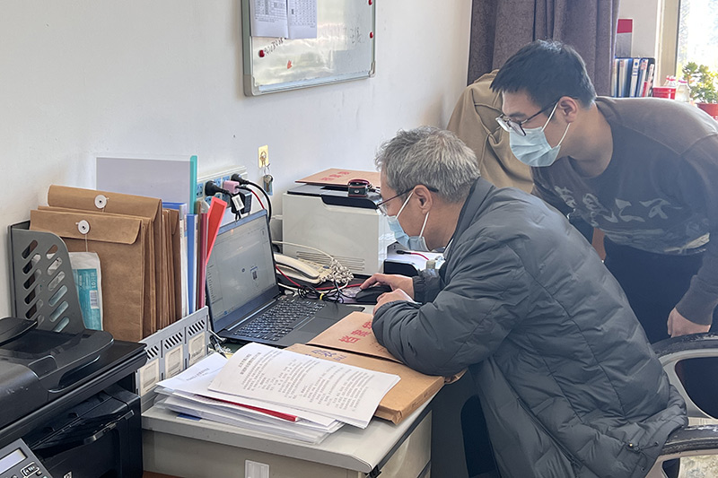 殷副局长一行检查人员登记工作