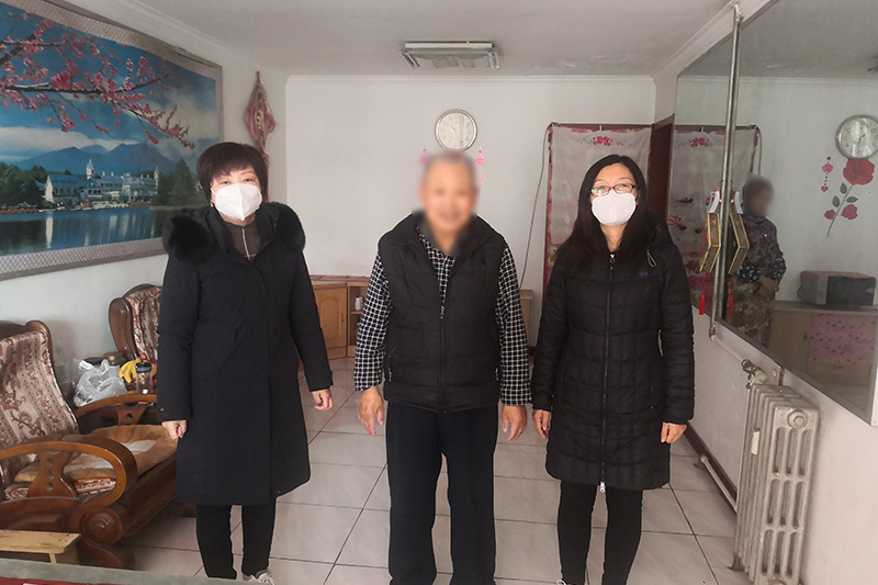 王书记一行和退休职工合影