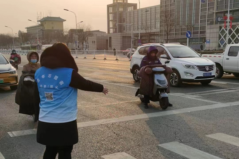 工作人员协助交警值勤
