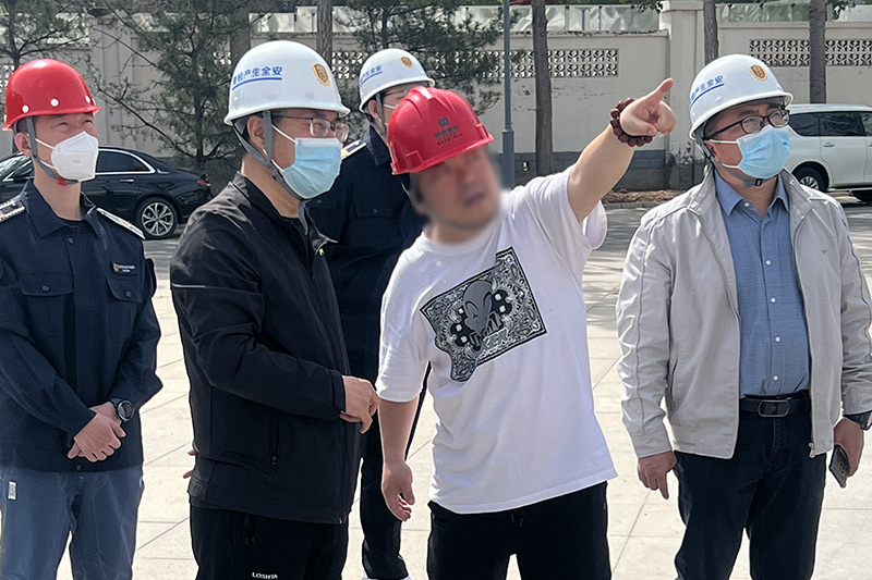 顺义区委社会工委委员、区民政局副局长殷万军在顺义区殡仪馆安全检查现场
