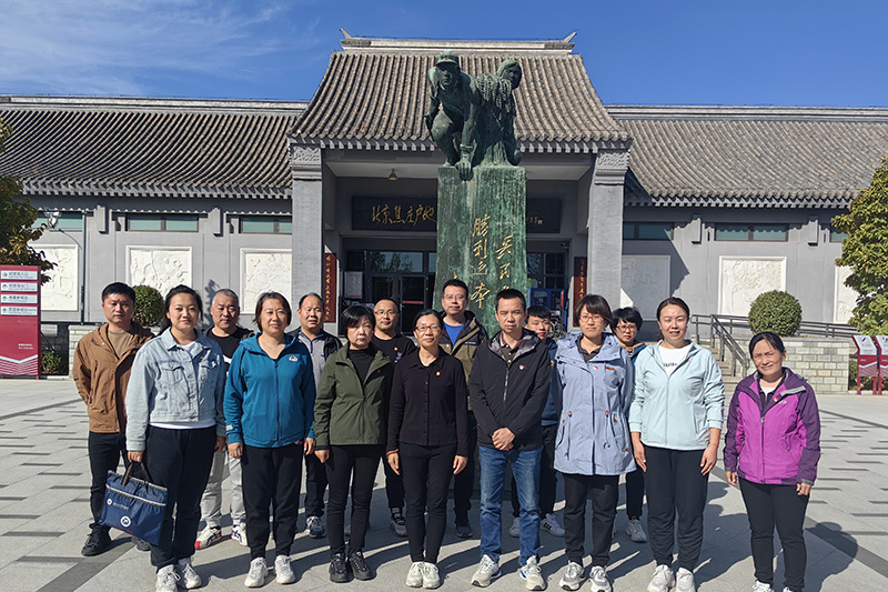 潮白陵园党支部在纪念馆合影留念
