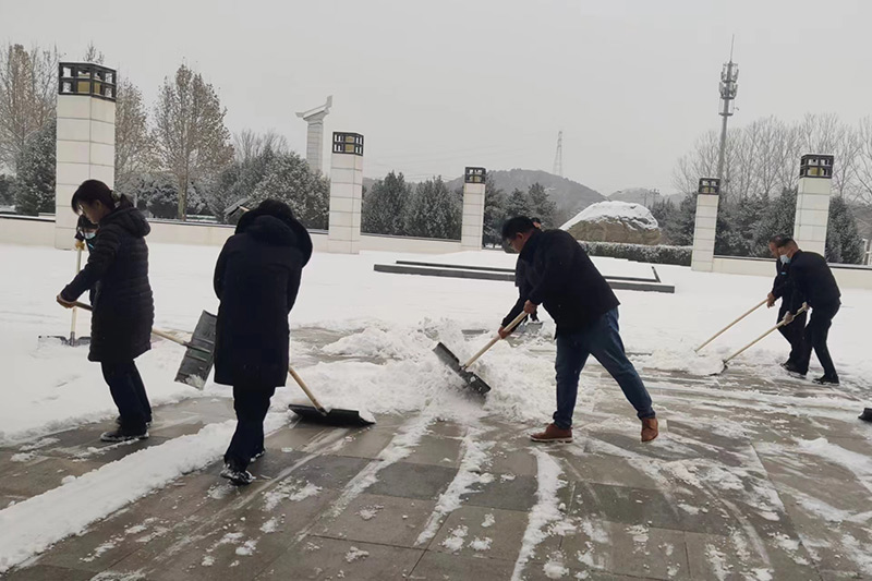 职工们扫雪现场
