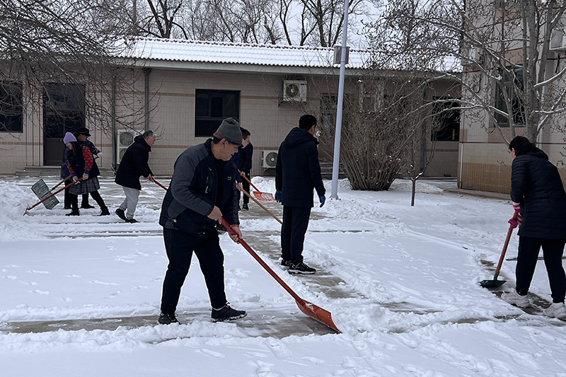 工作人员扫雪现场