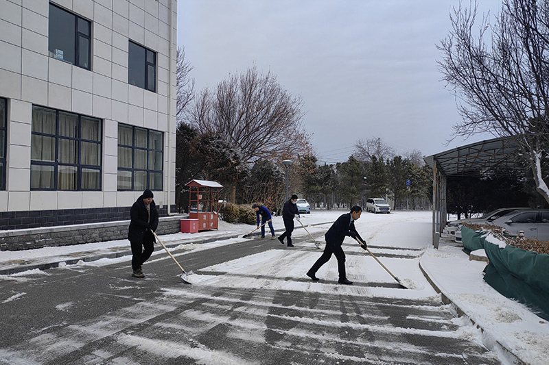 工作人员清雪现场