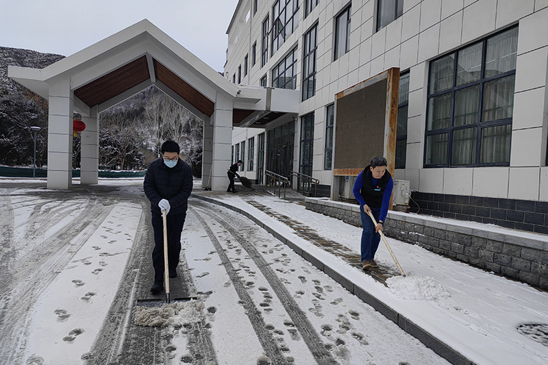 积极清雪保畅通